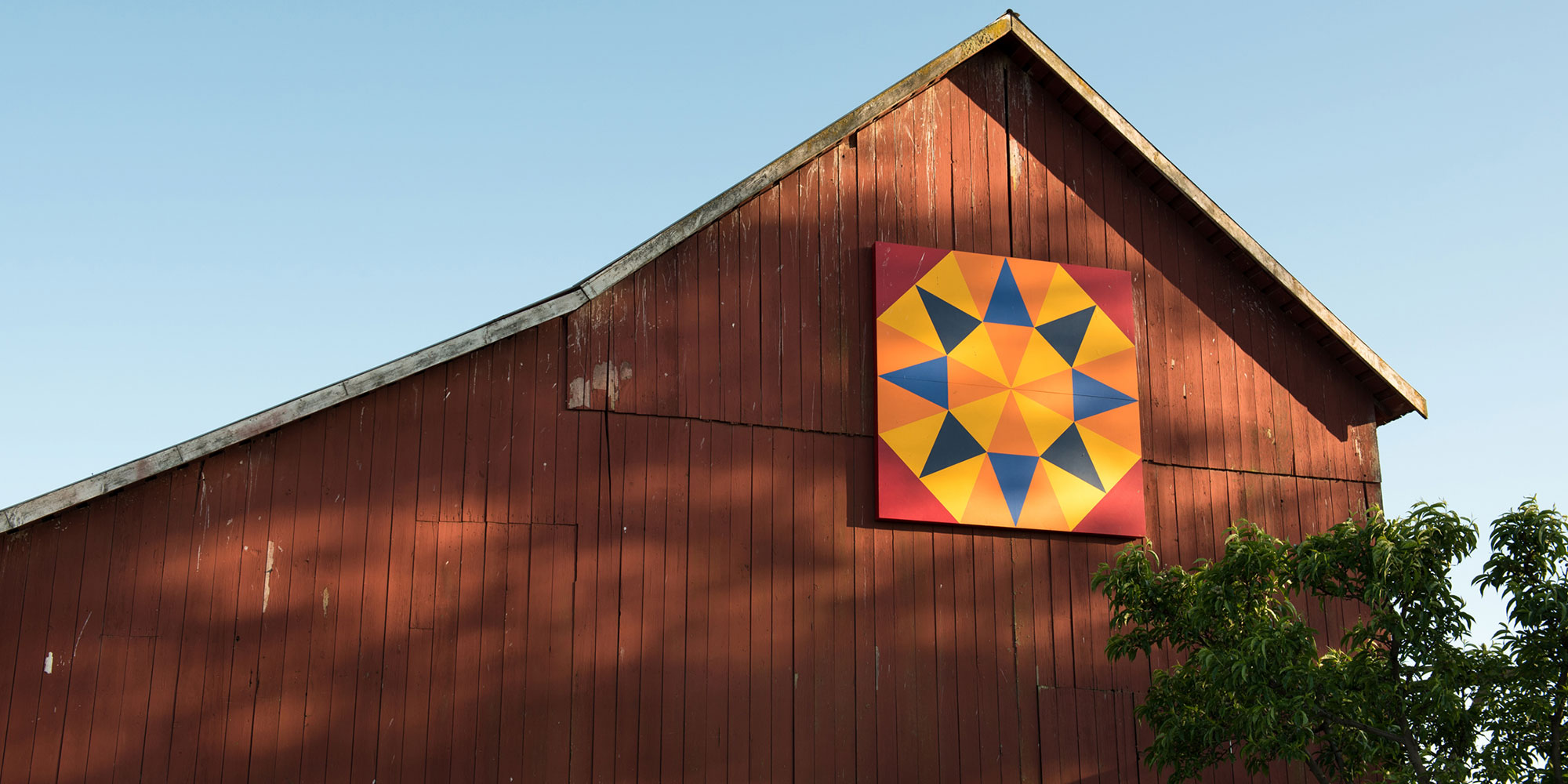 red barn with quilt tile