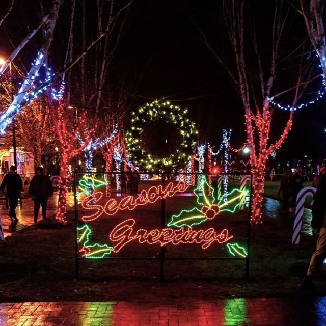 Join the City of Beaverton for their annual Beaverton Winter Lights tree lighting on this Friday, December 8th! This event will feature local music performances, free children's crafts, acrobatic performances, and food and drink vendors. Get festive!

📸 : @cityofbeaverton