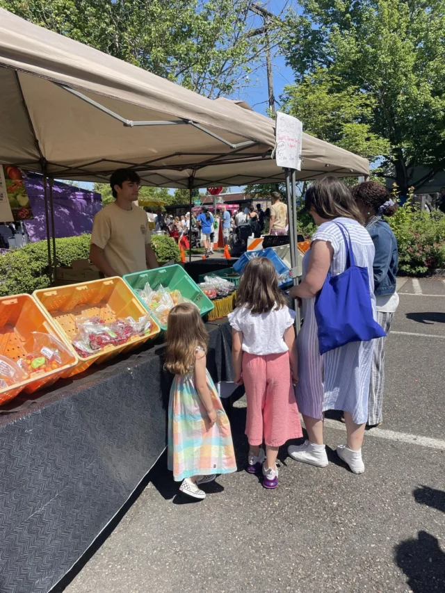 It's Farmers Market season, so get ahead this year by ordering your free guide to Tualatin Valley Farms and Markets, available in English and Spanish. Click the link in our bio to get yours! 🍒