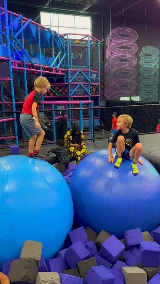 Jump into action at @sz_beaverton where foam pits, obstacle courses, and wall-to-wall trampolines await! Bounce, flip, and fly your way through this incredible indoor park.

🎥 Video credit: @tonywalker_pnw