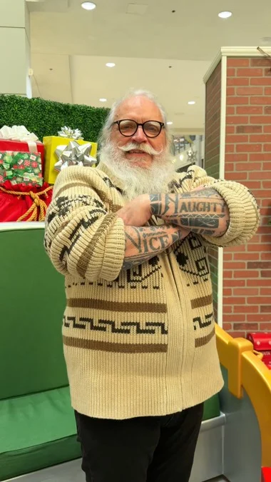 Holiday magic is happening right here in @tualatinvalley ✨🎅🏼

Hipster Santa is back @washingtonsq with tattoos, fist bumps, and all the festive vibes. 

If you're looking for family-friendly holiday activities, this is such a fun stop complete with props, easy photo sessions, and instant previews.

Plan your holiday weekend in Tualatin Valley with the Cozy Season Passport! https://etvor.com/getcozy 💫