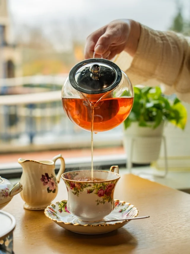 At @dojateas, the ritual of afternoon tea gets a modern twist. Sip seasonally blended teas paired with delightful little pastries and take a moment to slow down by Tualatin’s Lake of the Commons.